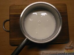 Торт "Фрезье": Готовим крем. Вылить молоко в кастрюлю, всыпать половину сахара. Довести до кипения.