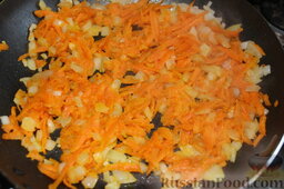 Щи зеленые из крапивы: Поджарить на сковороде лук и морковь, добавить муки, перемешать. Обжаривать минуты 3.