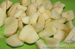 Щи зеленые из крапивы: Порезать картофель кубиками.