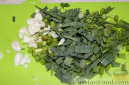 Щи зеленые из крапивы: Измельчить зеленый лук и чеснок.