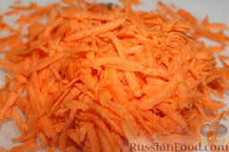 Щи зеленые из крапивы: Потереть морковь на крупной терке.