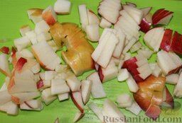 Кекс творожный "Дачный" в мультиварке: Яблоки порезать на небольшие кубики и добавить в тесто.