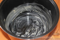 Кекс творожный "Дачный" в мультиварке: Чашу мультиварки смазать обильно сливочным маслом.