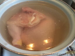 Куриный суп с цветной капустой и гречкой: Как приготовить куриный суп с цветной капустой и гречкой:    Части курицы залить холодной водой (2,5 л). Довести до кипения, снимая шумовкой пену. Убавить огонь до самого маленького, накрыть крышкой и варить до готовности (25-30 минут).