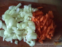 Куриный суп с цветной капустой и гречкой: Почистить и помыть репчатый лук и морковь. Лук нарезать кубиками. Морковь нарезать тонкой соломкой.