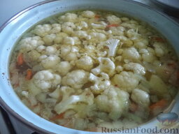 Куриный суп с цветной капустой и гречкой: Добавить цветную капусту. Варить куриный суп с цветной капустой и гречкой на небольшом огне еще около 10 минут, под крышкой.