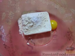 Сырники на завтрак: Как приготовить сырники на завтрак:    Творог разотрите с мукой, сахаром, желтком и солью.