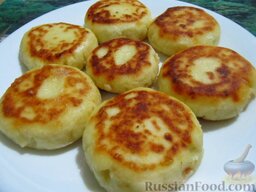 Сырники на завтрак: Подавайте сырники на завтрак с вареньем, сметаной или сгущенкой.