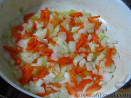 Индийский соус с нутом: В сковороде на растительном масле обжарьте овощи до золотистости.