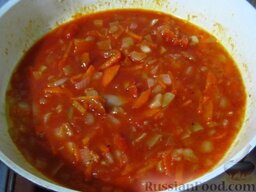 Индийский соус с нутом: Выложите к овощам рубленые помидоры и томатную пасту, тушите минуты 2.