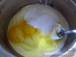 Оладьи на сметане: Как приготовить оладьи на сметане:    Сметану, сахарную пудру, яйца и соль смешайте.
