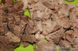 Мясная солянка с почками (в мультиварке): По истечении 2-х часов варки достать мясо из мультиварки и порезать на мелкие куски.