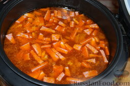 Мясная солянка с почками (в мультиварке): Сложить мясо обратно в чашу, добавить овощи, почки, ветчину и колбасу.