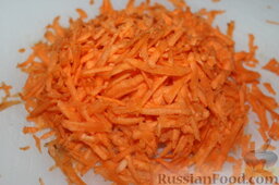 Мясная солянка с почками (в мультиварке): Натереть морковь на терке.