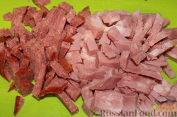 Мясная солянка с почками (в мультиварке): Порезать колбасу и ветчину.