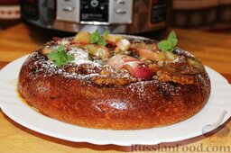 Карамельный кекс на кефире (в мультиварке): Выложить сверху на кекс нектарин в карамели, слегка украсить мятой и сахарной пудрой.