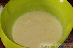 Карамельный кекс на кефире (в мультиварке): Добавить ванилин, слегка размягченное сливочное масло, влить кефир, продолжать взбивать.