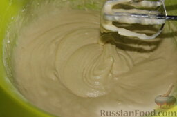 Карамельный кекс на кефире (в мультиварке): Тесто, по консистенции напоминающее густой крем, хорошо перемешать.