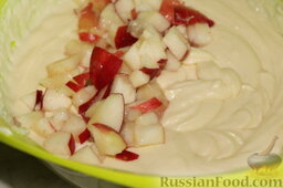 Карамельный кекс на кефире (в мультиварке): Порезать нектарины и добавить в тесто, перемешать.