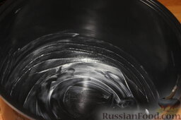 Карамельный кекс на кефире (в мультиварке): Чашу мультиварки смазать сливочным маслом.