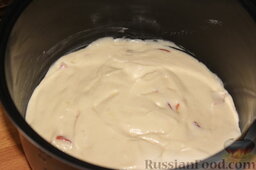 Карамельный кекс на кефире (в мультиварке): Вылить в чашу тесто, поверхность выровнять.