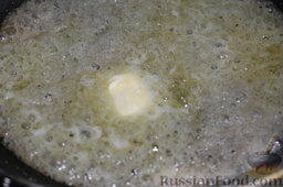 Карамельный кекс на кефире (в мультиварке): В это время сделать карамель: сахарную пудру на разогретой сковороде смешать с 1 столовой ложкой воды, добавить 50 г сливочного масла. Довести до ровного золотистого цвета.