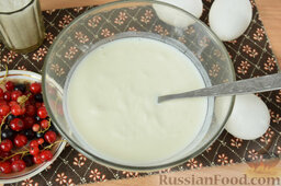 Смородиновый десерт: Как приготовить смородиновый десерт:    Сливки влейте в кефир, вилочкой размешайте массу.