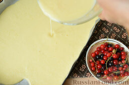 Смородиновый десерт: Вылейте на бумагу подготовленную молочную заготовку.
