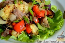 Теплый салат с баклажанами и говяжьим языком: Салат с языком и баклажанами подавайте теплым.   Приятного аппетита!