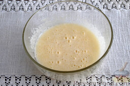 Творожный кекс с лимоном (в мультиварке): Как приготовить творожный кекс с лимоном в мультиварке:    Смешиваем сахар и яйцо.