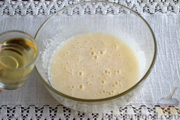 Творожный кекс с лимоном (в мультиварке): Взбиваем, наливаем рафинированное масло (подсолнечное, кукурузное или оливковое).