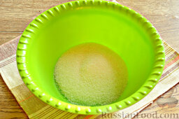 Маффины с вишней и мускатным орехом: Как приготовить маффины с вишней и мускатным орехом:    В миску пересыпаем нужное количество сахарного песка.
