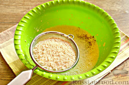 Маффины с вишней и мускатным орехом: Пшеничную муку для теста просеиваем в миску.
