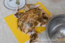 Курица гриль на вертеле в духовке: Обмазать курицу приготовленным маринадом с одной стороны.