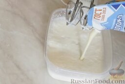Мороженое из сливок и сгущенного молока: Добавить сгущенное молоко и снова взбить.