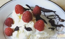 Мороженое из сливок и сгущенного молока: Полить сливочное мороженое растопленным шоколадом.  Приятного аппетита!