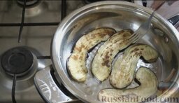 Рулетики из баклажанов с сырной начинкой: Выложить баклажаны на разогретую сковородку и обжарить с двух сторон по 2 минуты.