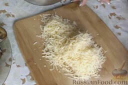 Рулетики из баклажанов с сырной начинкой: Твердый сыр натереть на мелкой терке.