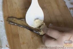 Рулетики из баклажанов с сырной начинкой: Взять баклажанную полоску и на край выложить начинку.