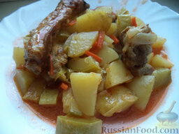 Рагу из свиных ребрышек, с картофелем и кабачками: Рагу из кабачков, с картофелем и мясом, готово. Подавать горячим.  Приятного аппетита!
