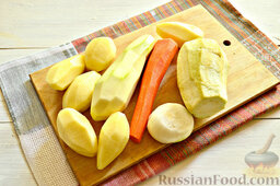 Овощное рагу с баклажанами и молодым картофелем: Как приготовить овощное рагу с баклажанами и молодым картофелем:    Все овощи, включая баклажан, очищаем от кожуры.