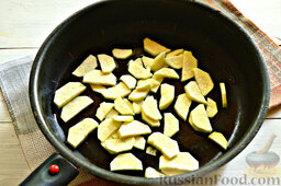 Овощное рагу с баклажанами и молодым картофелем: На плиту ставим сковороду и вливаем в нее немного растительного масла. Огонь - минимальный. Первый ингредиент, который мы выложим в сковороду, - это молодой кабачок. Предварительно нарезаем его полукружиями.
