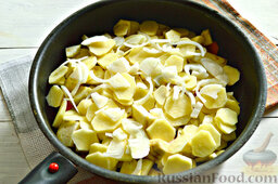 Овощное рагу с баклажанами и молодым картофелем: Из овощей остался только репчатый лук. Его можно измельчить произвольно.