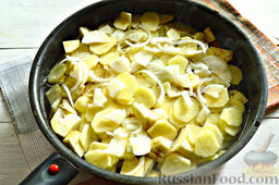 Овощное рагу с баклажанами и молодым картофелем: Заливаем овощное ассорти кипяченой водой.