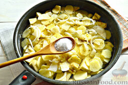 Овощное рагу с баклажанами и молодым картофелем: Сдабриваем солью и приправой. Прибавляем огонь до умеренного, накрываем сковороду крышкой, тушим, не перемешивая, минут 35.