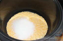 Сливочная кукурузная каша в мультиварке: Как приготовить сливочную кукурузную кашу в мультиварке:    Включить мультиварку в режим «Крупы» на 25 минут. Кукурузную крупу перемешать с сахаром в чаше мультиварки.