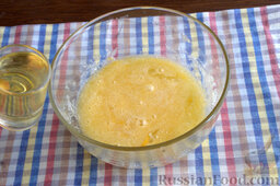 Кекс на кефире, с изюмом и сушеной клубникой (в мультиварке): Добавляем в миску растительное масло.
