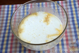 Кекс на кефире, с изюмом и сушеной клубникой (в мультиварке): Вводим в пиалу молочный продукт. Для этого подходит кефир любой жирности. Также можем заменить его натуральным йогуртом.