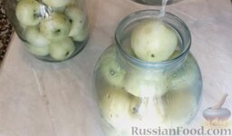 Компот из целых яблок на зиму (без стерилизации): Залить яблоки в банках кипящей водой, чтобы они полностью были покрыты водой.