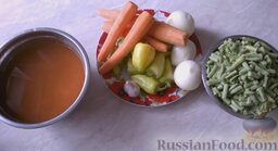 Салат из стручковой фасоли на зиму: Подготовить необходимые ингредиенты для салата из стручковой фасоли на зиму.   Сварить помидоры и выжать через дуршлаг 1 литр томатного сока.   Стручковую фасоль помыть и порезать кусочками приблизительно по 2 см.   Морковь и репчатый лук почистить и помыть.
